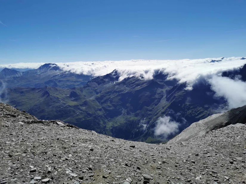 13. Hier schon wieder am Rückweg. Mit fasziniertem Blick auf das Wolkenmeer.