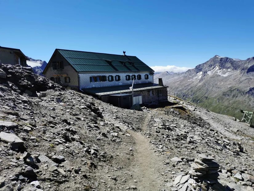 15. Und das Heinrich Schwaiger Haus in der Nahaufnahme. Und wer hätte das gedacht. Ich lag gut in der Zeit. 13:30 Uhr. Also geht sich sogar noch ein Einkehrschwung aus. Man ist nach so einem Marsch dann doch etwas hungrig.