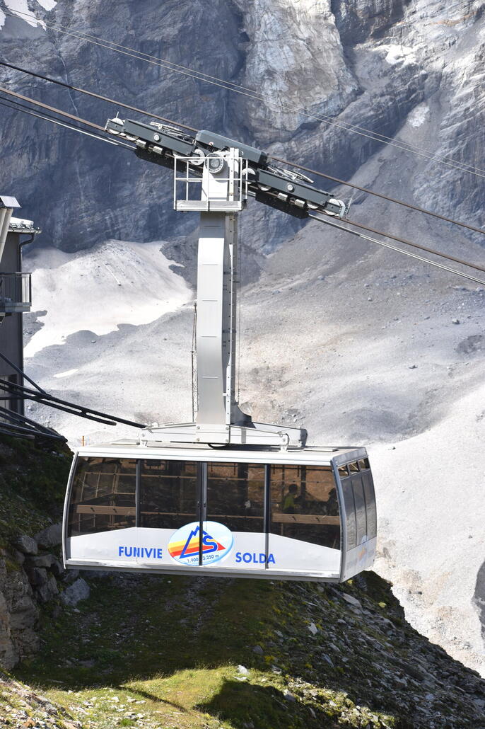 Bereits am Berg. Einfahrt einer Kabine