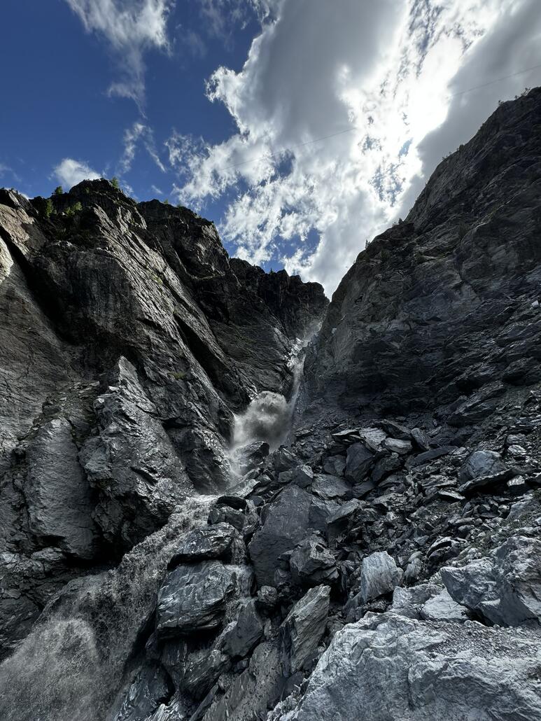 Wir nähren uns dem Wasserfall