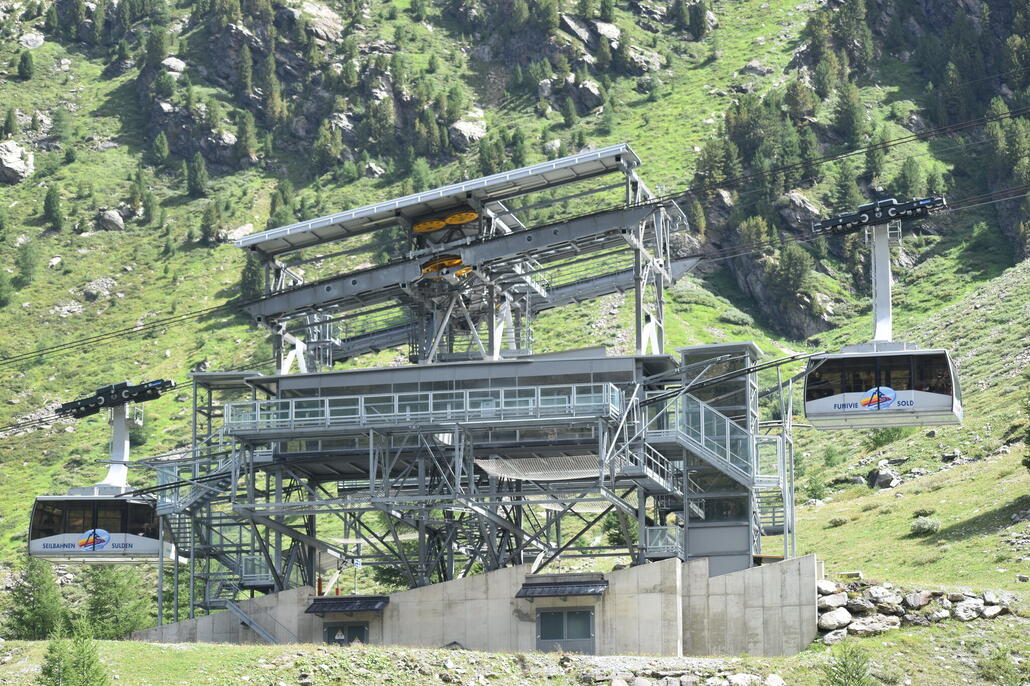 Bei der talfahrt steigen wir bei der Mittelstation um später runter zu laufen. Hier sieht man die interessante Konstruktion.