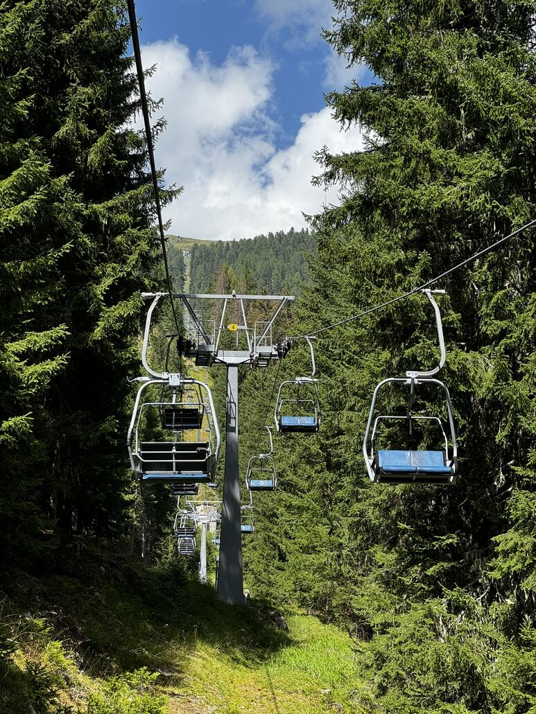 Hoch gehts mit einem elend langem Sessler. In der Schweiz würde da ne schnelle Pendelbahn stehen ;D
