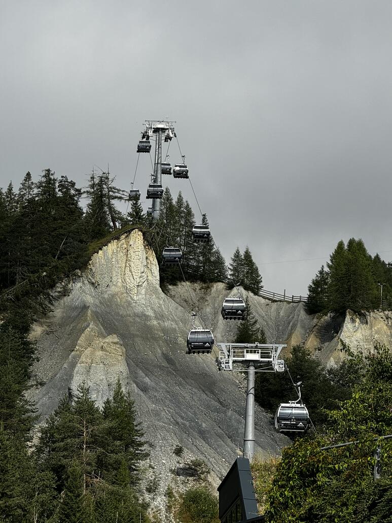 Am morgen laufen wir zu den Bahnen. Sofort sticht die neue komperdellbahn ins Auge. Welche wir noch nicht nehmen
