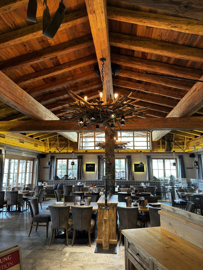 Im Inneren gefällts mir nicht so. Zu viel Kitsch und möchtegern-Altbau.