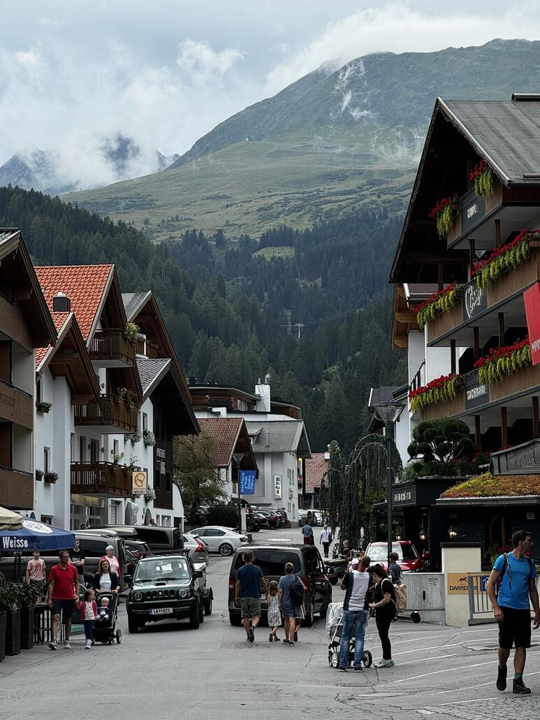 Später schlendertn wir von Bar zu Bar durchs Dorf. Naja, Schweier Dörfer haben da schon etwas mehr zu bieten und mehr Charme als Serfaus. Dafür ists hier günstig :D