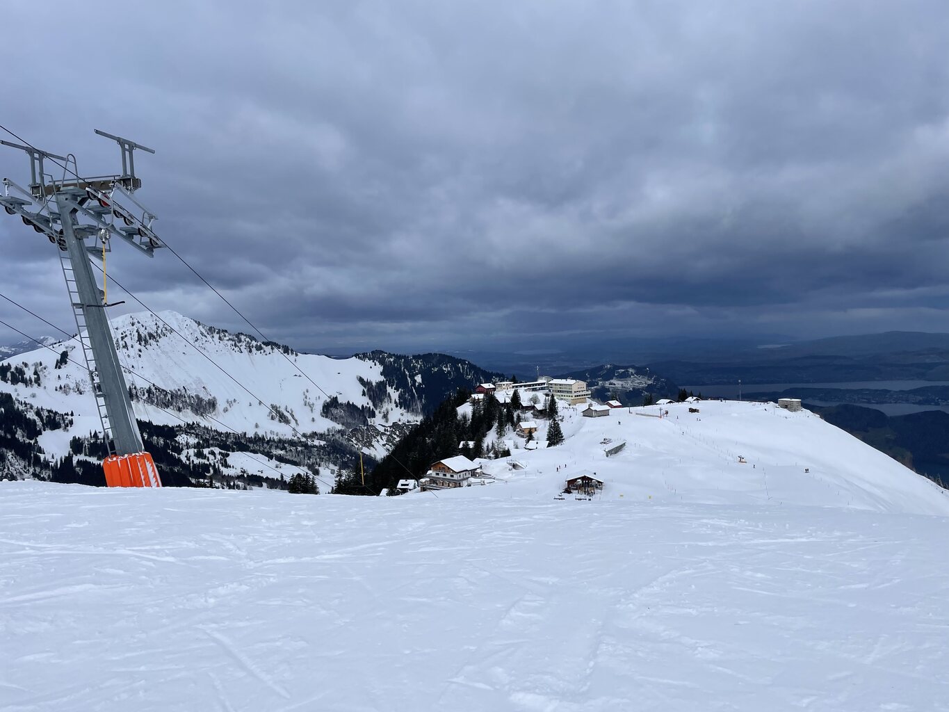 Es kommt durch den starken Wind schnell näher
