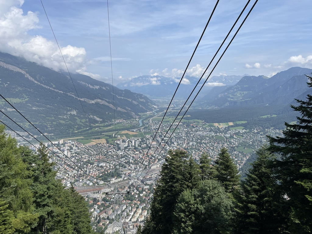 In Chur startet die Pendelbahn mitten in der Stadt. Die Trasse der ersten Sektion ist steil und der Blick auf die Stadt eindrücklich.