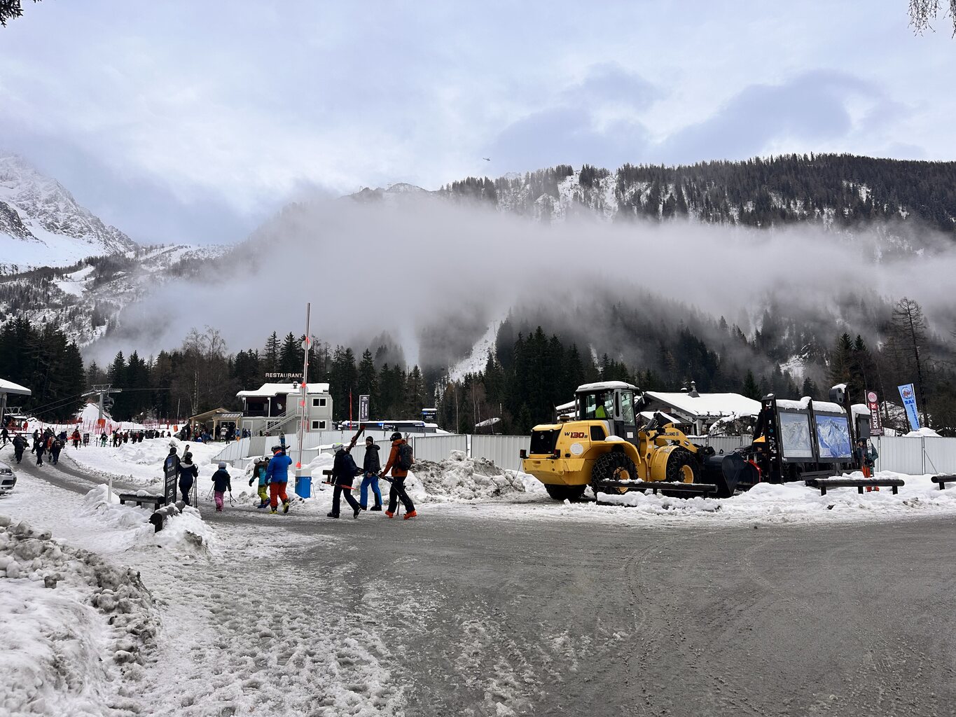 Hier war mal die Talstation, oben sieht man die Stütze 1 und links davon die Stütze der Materialseilbahn.