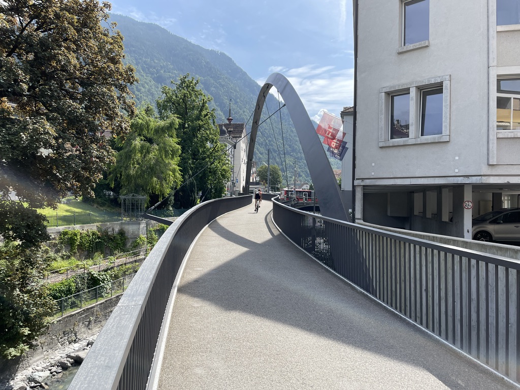 Mit dem Postauto fuhren wir von der Lenzerheide nach Chur und stiegen bei der Haltestelle "Malteser" aus. Vom Bus ist es nur ein kurzer Fussweg zur Brambrüeschbahn. Zuerst haben wir den Fluss Plessur mit dieser noch relativ neuen Fussgänger- und Vélobrücke überquert.