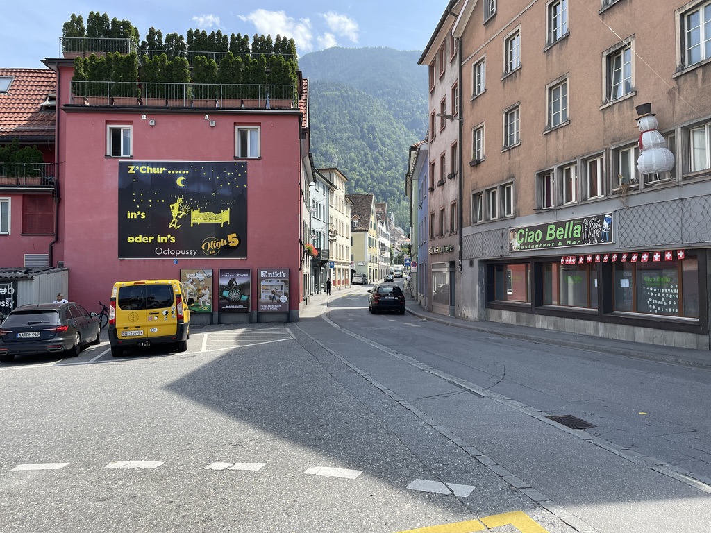 Nach der Brücke streift man das Welschdörfli, wo man - wenn man der Werbung Glauben schenken darf - sich auch anders vergnügen könnte.