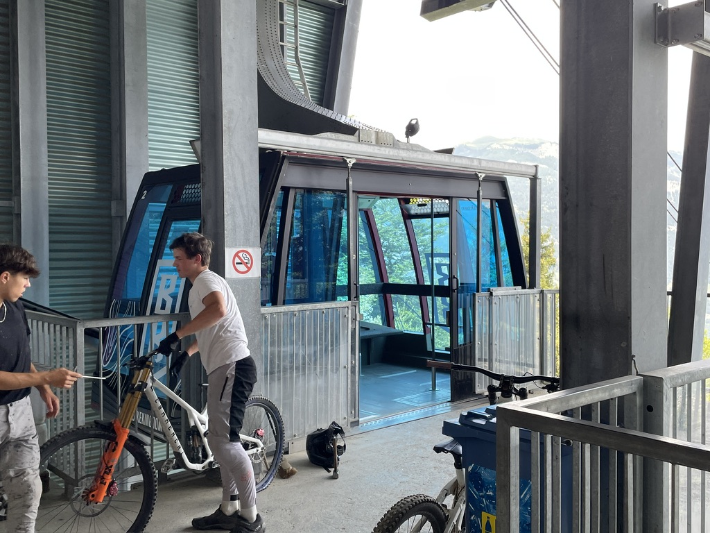 Mittelstation. Es hat einen Bikepark hier, der ganz gut besucht ist. Die Strecken sahen ansprechend aus, wenn auch eher anspruchsvoll.