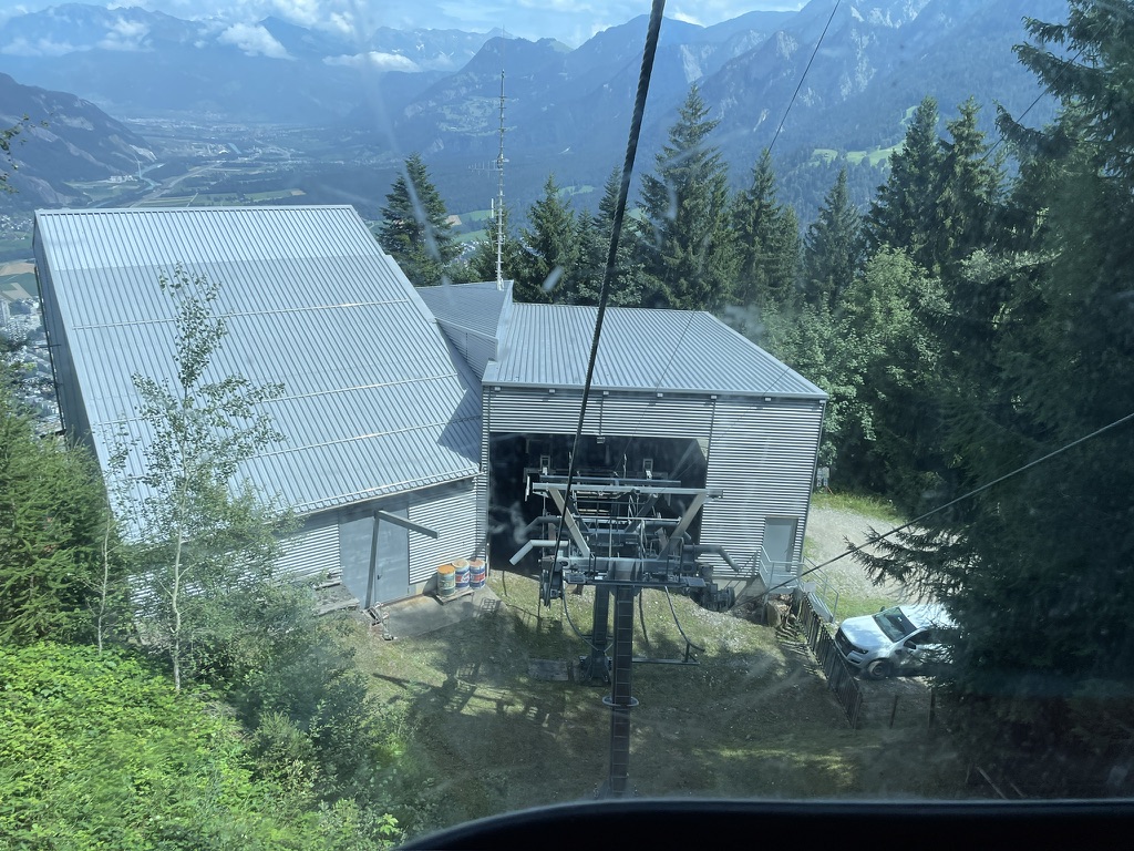 Ausfahrt aus der Mittelstation mit der musealen 4er-Gondelbahn