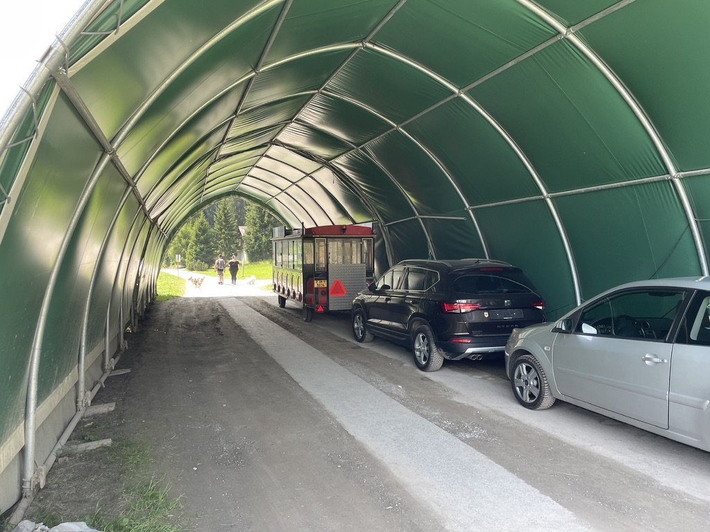 Es wirkt alles leicht improvisiert hier, auch der "Bahnhof" der Tschu-Tschu-Bahn, mit welcher man im Winter zum eigentlichen Skigebiet gelangt.
