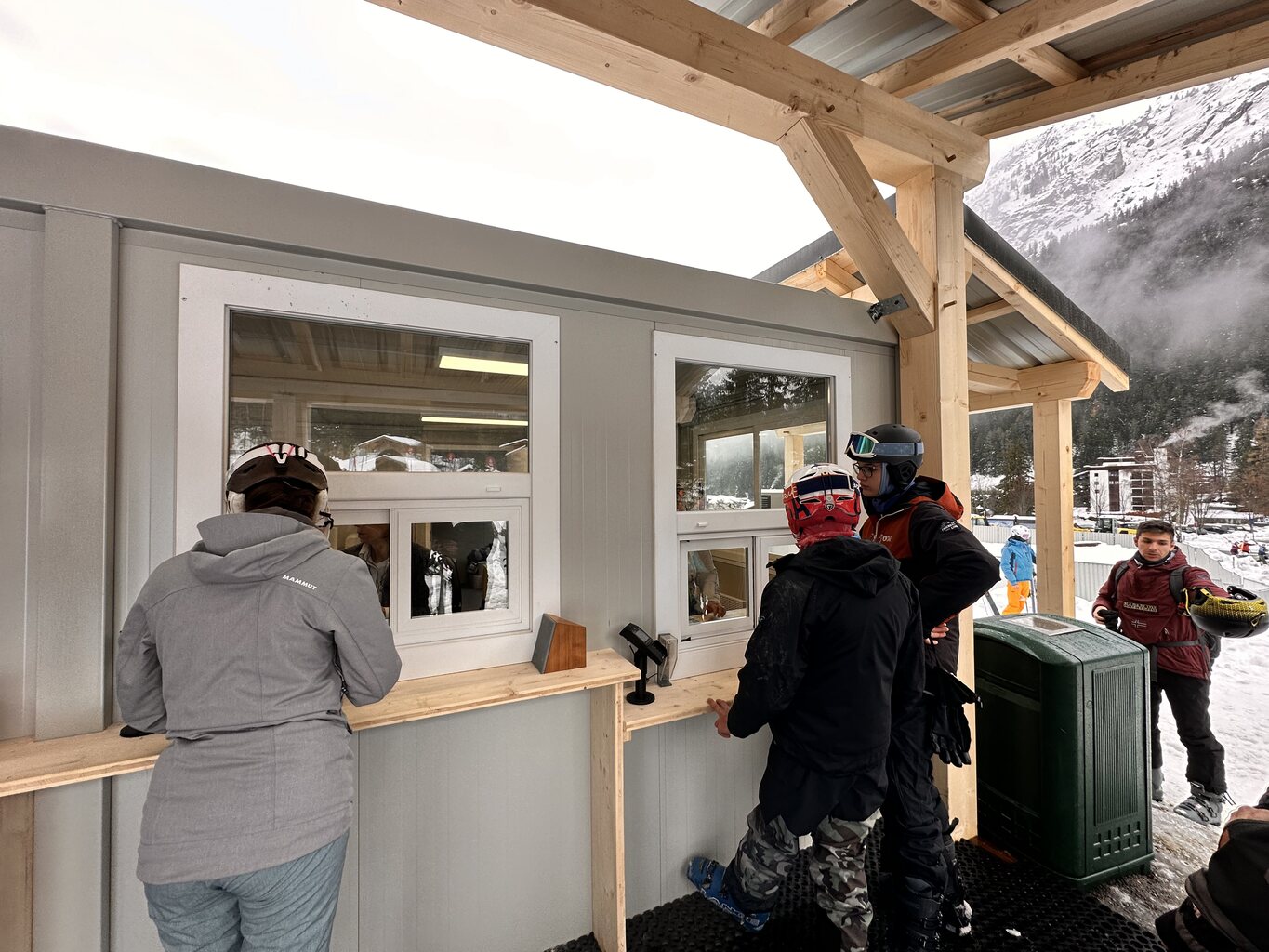 Kassenprovisorium. Nebenan befinden sich vier Pick-Ups die man (wie in Chamonix gewohnt) easy nutzen kann.