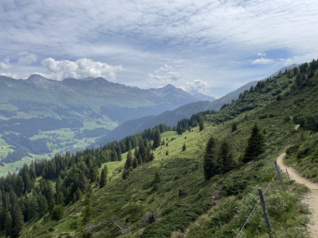 Blick zur Rothornkette. Das Dorf Parpan ist ebenfalls zu sehen.