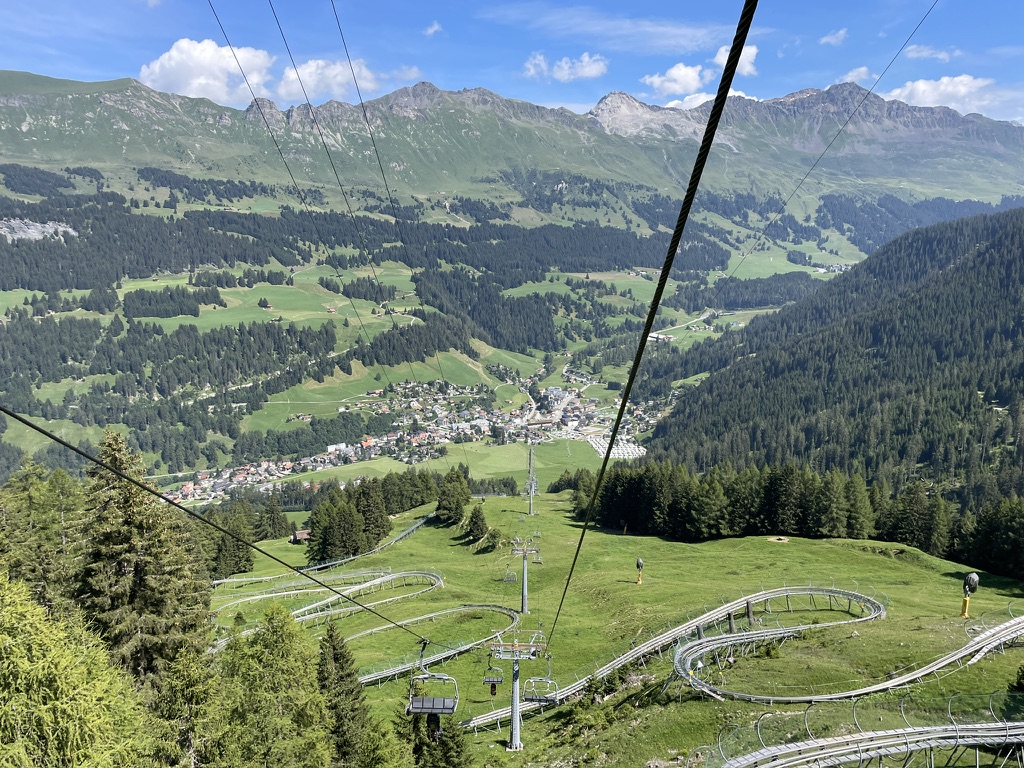 Talfahrt mit der Sesselbahn Pradaschier. Bei weniger Andrang hätten wir uns ein "Upgrade" für die Rodelbahn gekauft. Aber die Wartezeit von über einer halben Stunde schreckte uns definitiv ab.