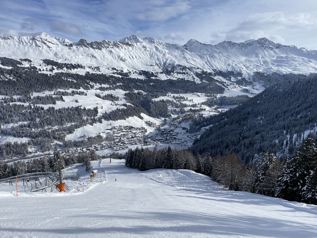 Rechts neben der Rodelbahn und dem Sessellift findet man im Winter die abwechslungsreiche Piste 83 vor.