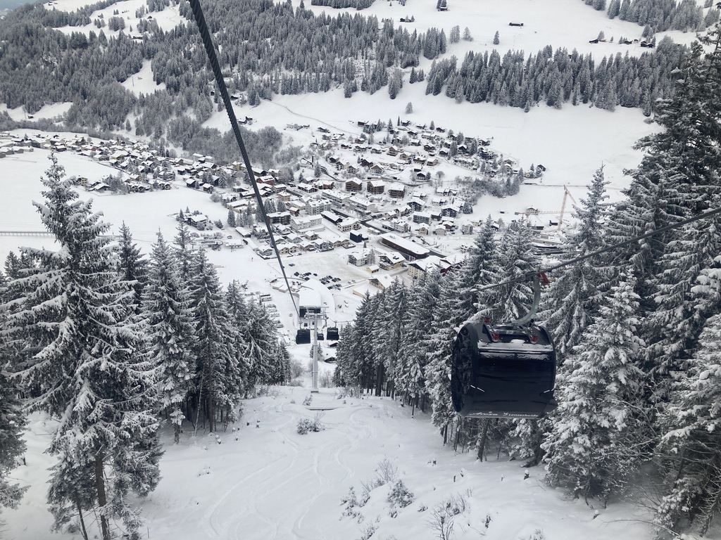 Dieses Foto habe ich am 13.1.2021 um 13:45 Uhr aufgenommen. Wenn ich mir den Füllungsgrad des Parkplatzes anschaue, muss das ein richtig leerer Tag gewesen sein.