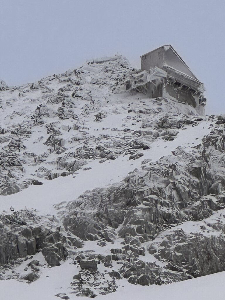 Bergstation mit abgebrochener Perronüberdachtung.