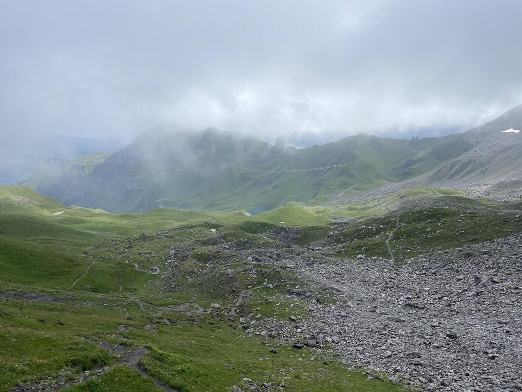 De Abstieg vom urdenfürggli ins Tal hatte es in sich. Durch den Regen wurde der Weg sehr schmierig. Manchmal rutsche ich einfach los, ohne viel dagegen machen zu können.