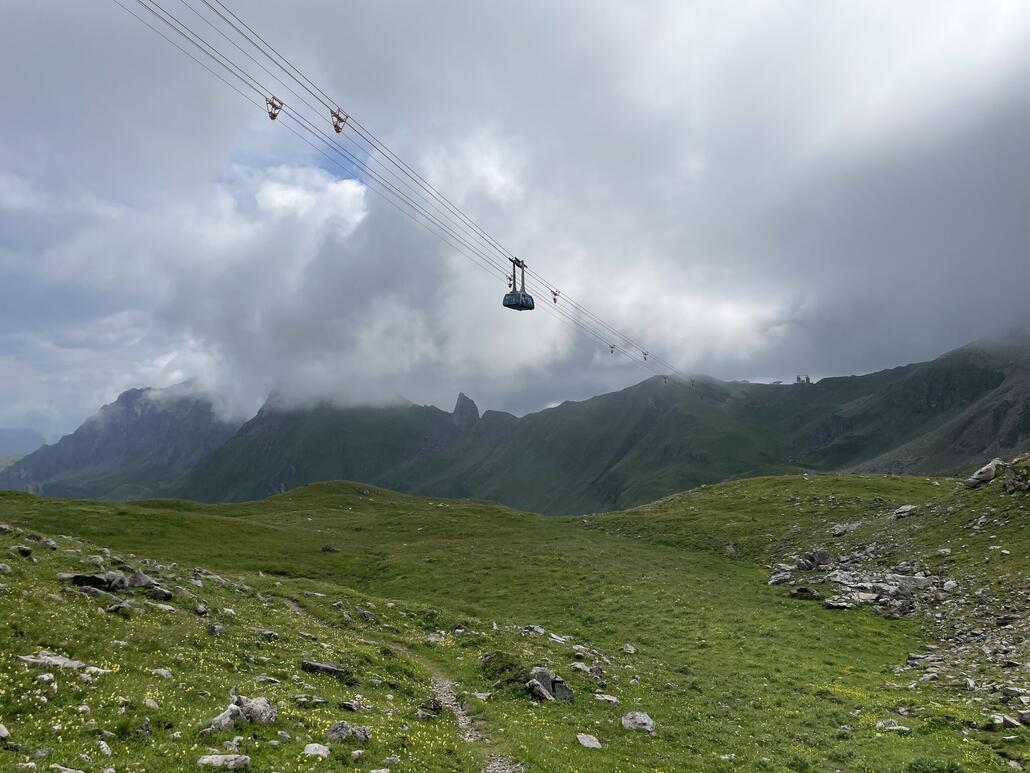 Während der Wanderung rauschte die Urdenbahn etliche Male über uns hinweg.