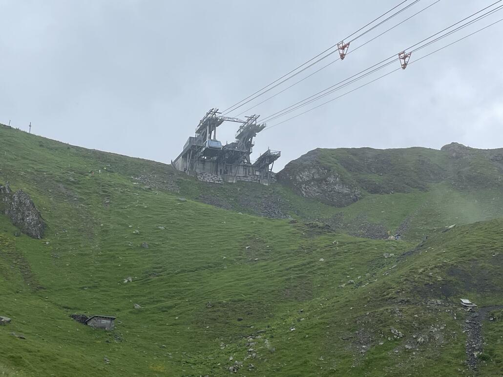 Die letzten Meter Aufstieg zum Hörnli haben es in sich: Das Ziel stets vor Augen, zieht es sich ordentlich.
