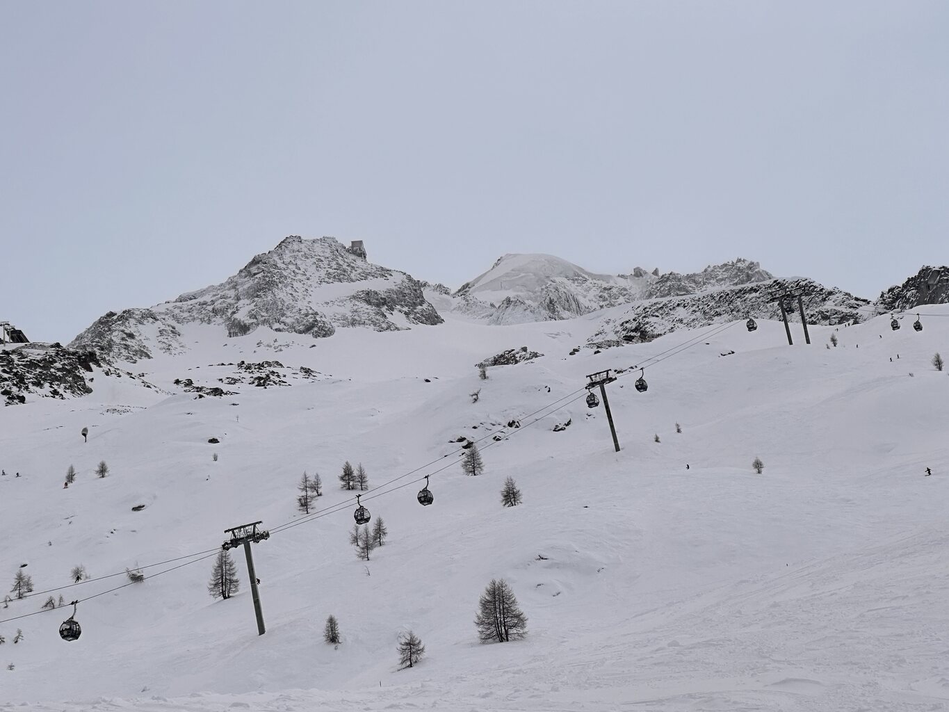 Hänge ob Plan Joran mit Aiguille Verte. Hier wurde auch viel Achnee vom Wind verfrachtet.