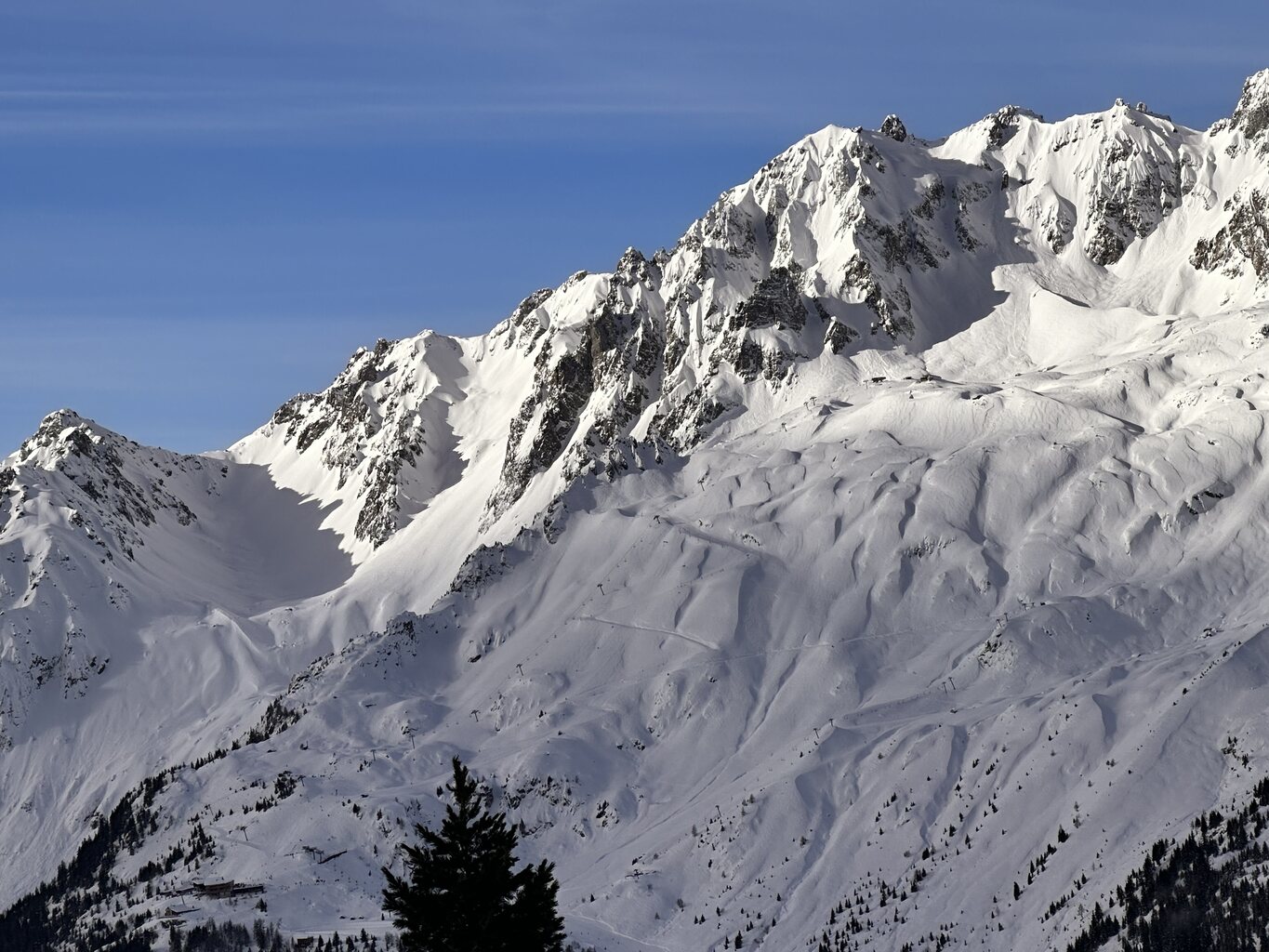 Die Südseite hat wohl mehr Schnee. Flégère startete dieses Wochenende in die Wintersaison.