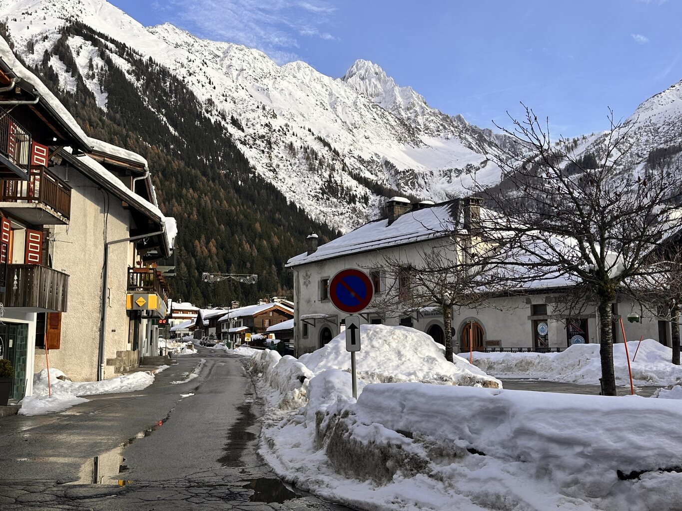 Dorfplatz. Im Dorf selber ist noch Zwischensaison und tote Hose...