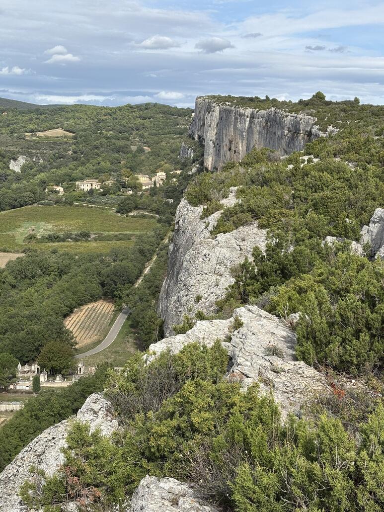 Makaber oder praktisch - ein Friedhof direkt unter der Felskante