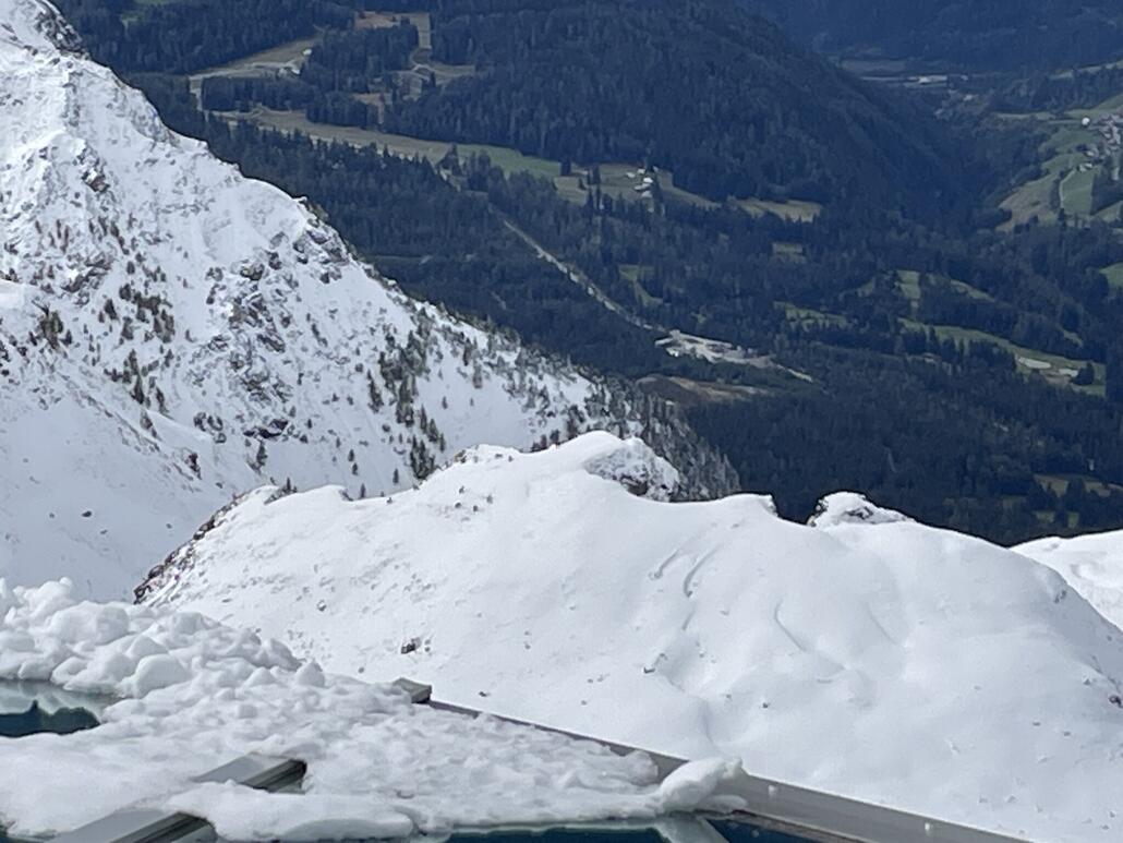 Auf dem gezoomten Foto schwierig zu erkennen: Unterhalb der Bergstation Rothorn war eine Herde (?) Steinböcke am Fressen (ungefähr in der Bildmitte). Wir zählten 12 Tiere. Mit blossem Auge waren die Tiere gerade so zu erkennen, durch den Feldstecher hindurch konnte man sie sehr gut beobachten.