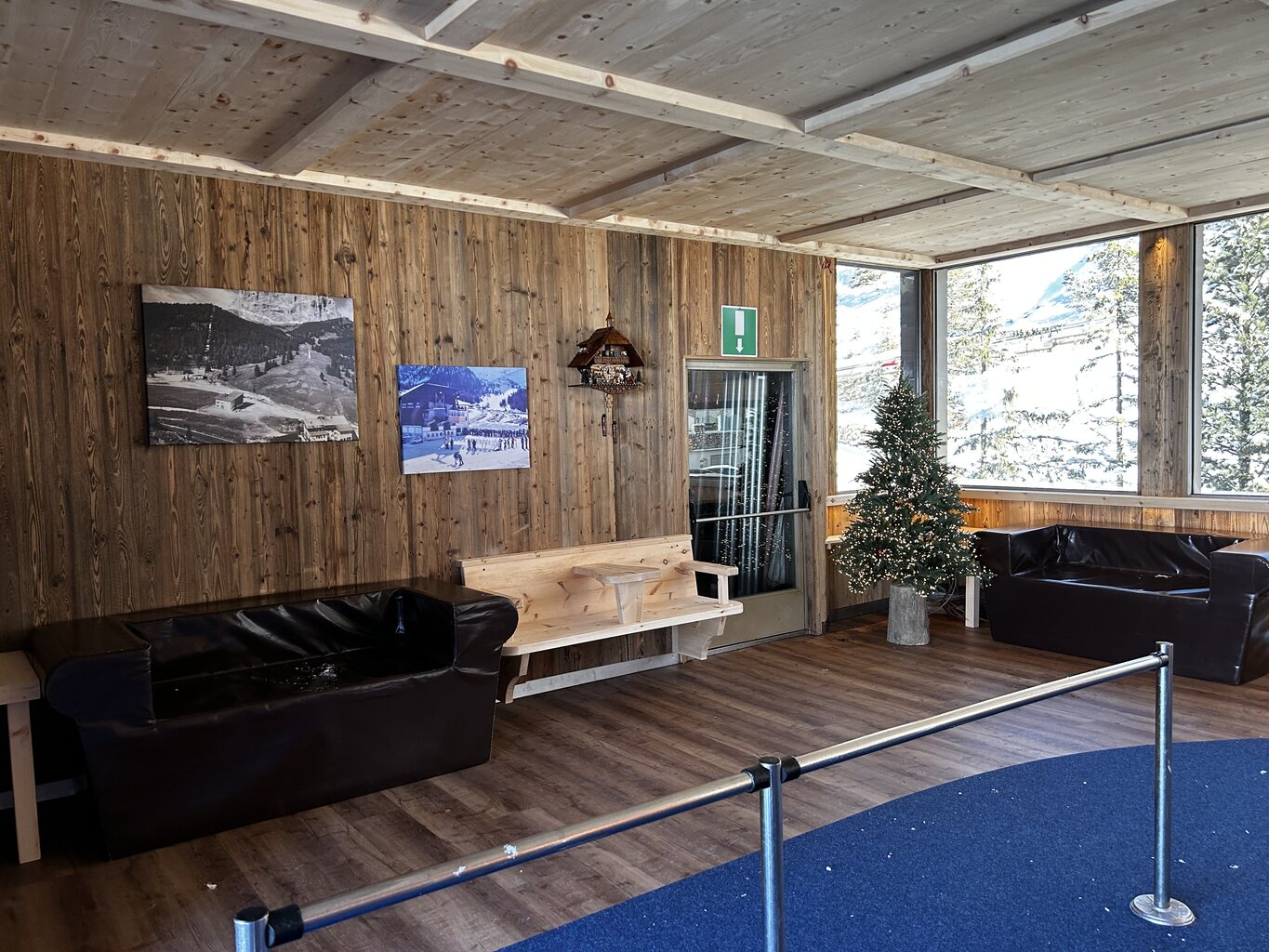 Die Talstation der Piz Sella Bahn wurde zu einer Stube umgebaut. Auch die Gondeln sind jetzt in Sassolungo Style lackiert.