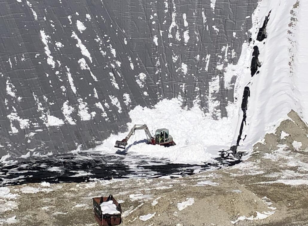 Buddel muss Schnee räumen