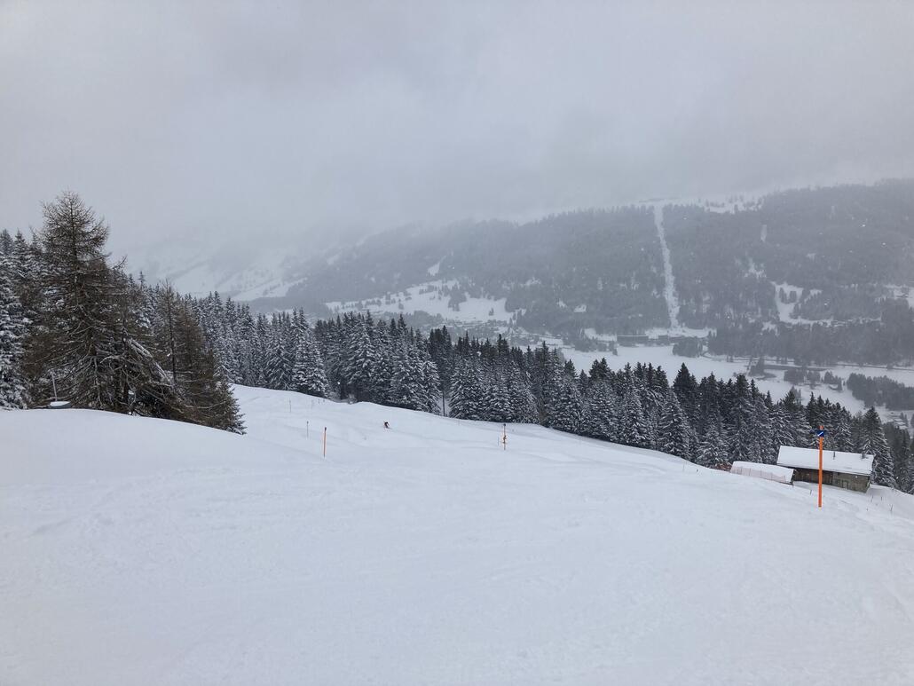Die Piste ist stets leer und daher ein Garant, um dem wilden Treiben im Rest des Gebiets zu entfliehen. Aber nach der Abfahrt heisst es meistens: Anstehen am Pedra Grossa.