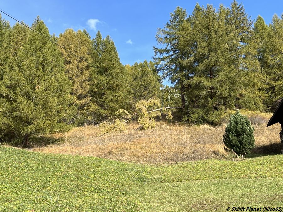 In La Terraz wurde nichts repariert, der Baum liegt immer noch auf dem Seil...