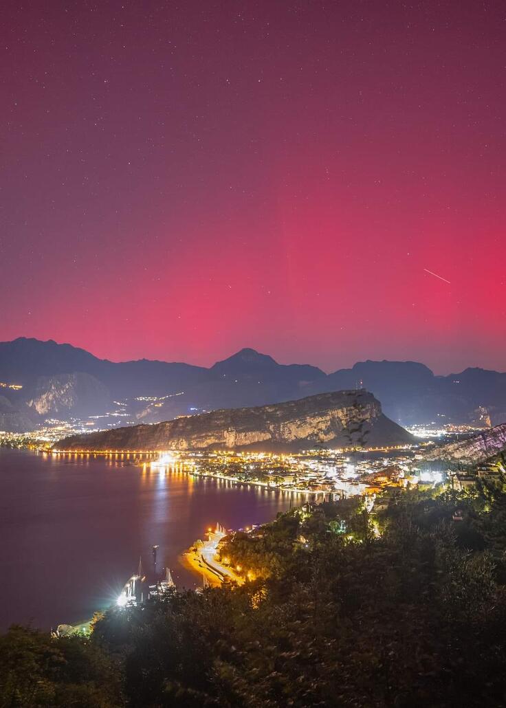 Lago_di_Garda_Aurora_boreale.jpg