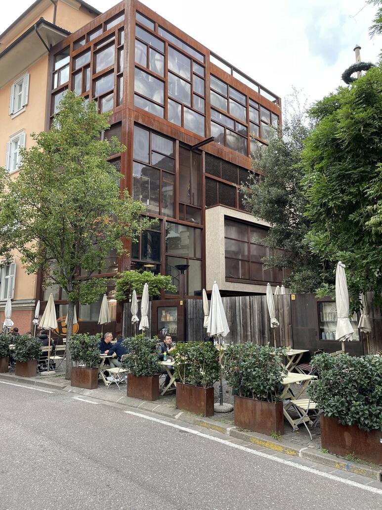 Interessanter Anbau einer Brauerei. Im neuen Teil hat es Tanks zur Bierherstellung.