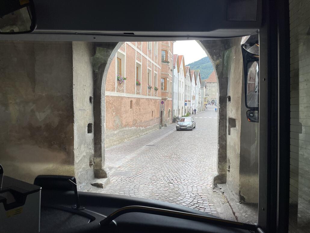 Das Tor ist für den Bus eindrücklich eng. Auf beiden Seiten bleiben nur wenige Zentimeter.