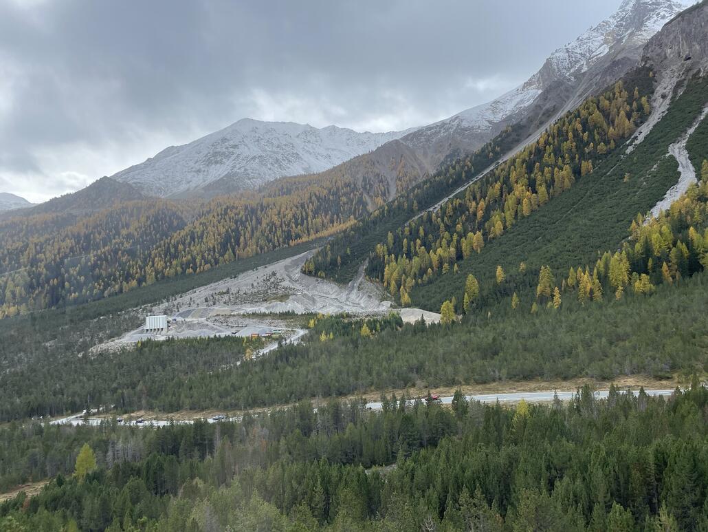 Blick zurück ins Münstertal. In Richtung Tal gesehen, links der Strasse im Wald, verläuft im Winter die Talabfahrt nach Tschierv.