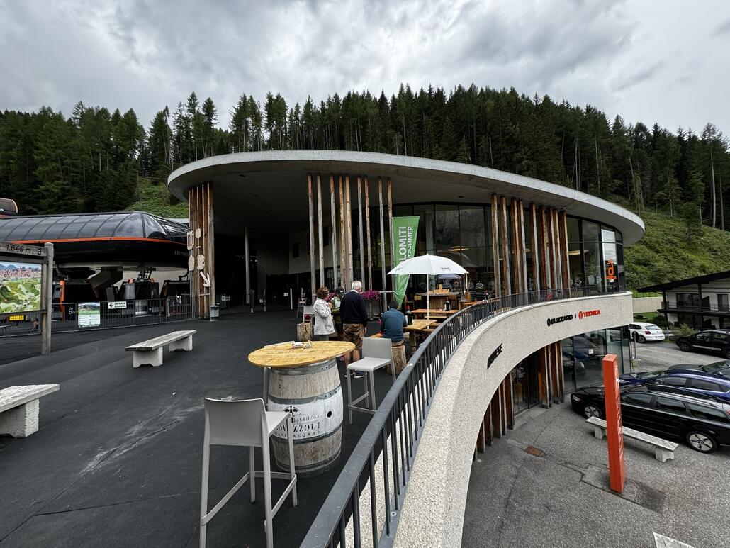 Die fahrt durchs Val Gardena machte dann mehr Spass. Wir fuhren direkt nach Selva und parkierten bei der Dantercepies Bahn. Diese war eine unserer Wunschziele.