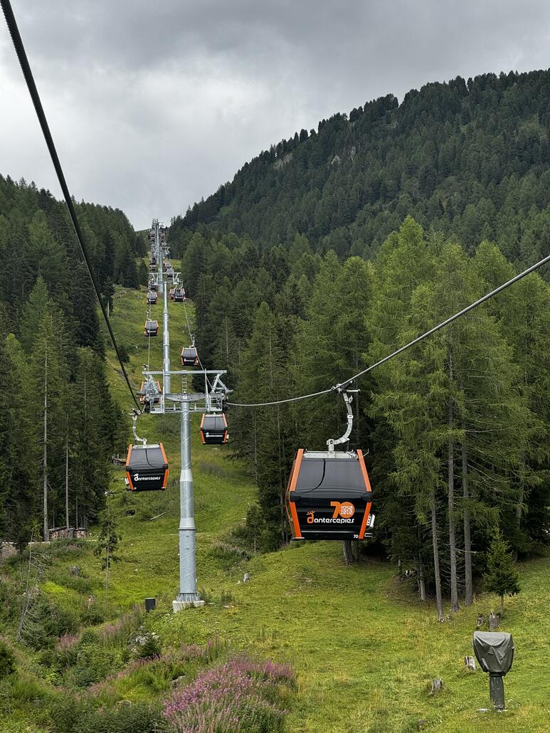 Mit dieser topmodernen Leitner Bahn gings hoch.