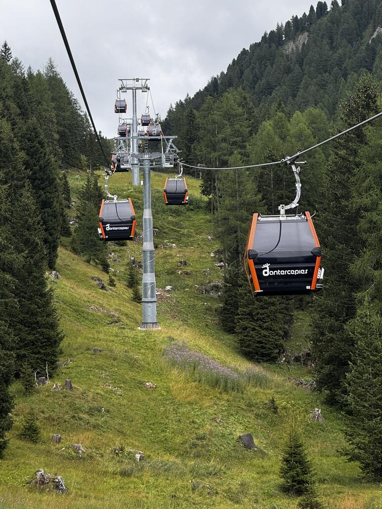 Obwohl 10er Kabinen, siend diese schmaler als bei Poma Bahnen? Im Winter da 10 personen wird bestimmt kuschelig