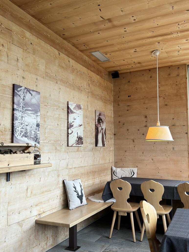 Täfer, und Decke sind in Holz, der Boden gibt einen dunklen Kontrast