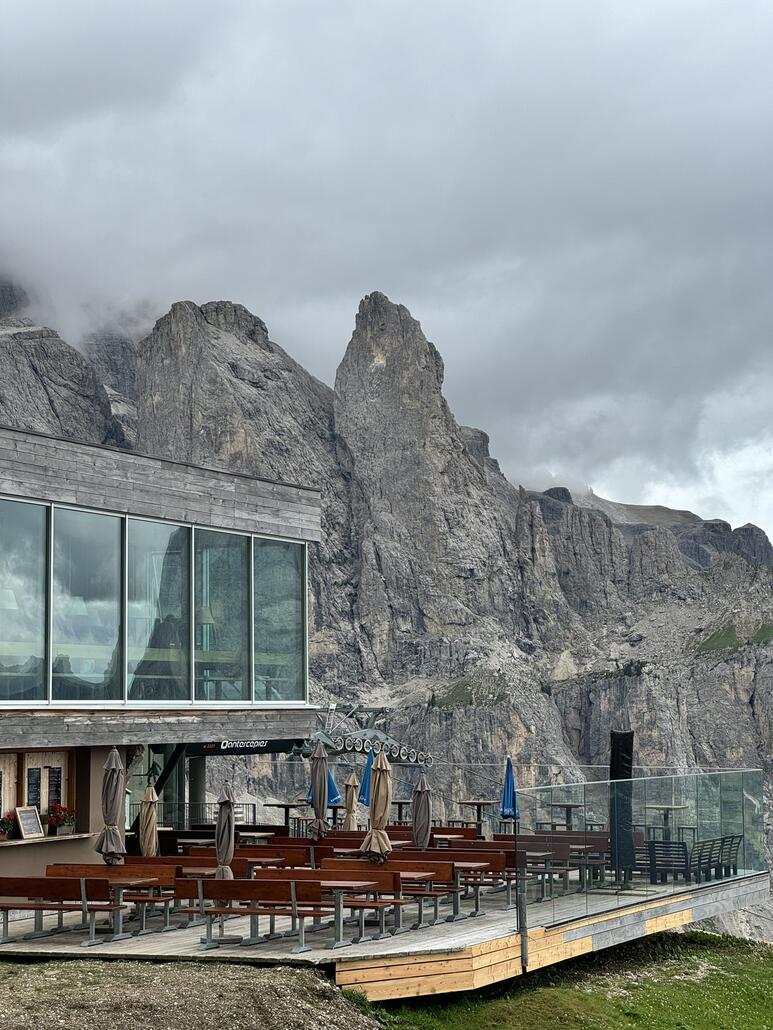 Fensterfront. Dahiner der Sellastock