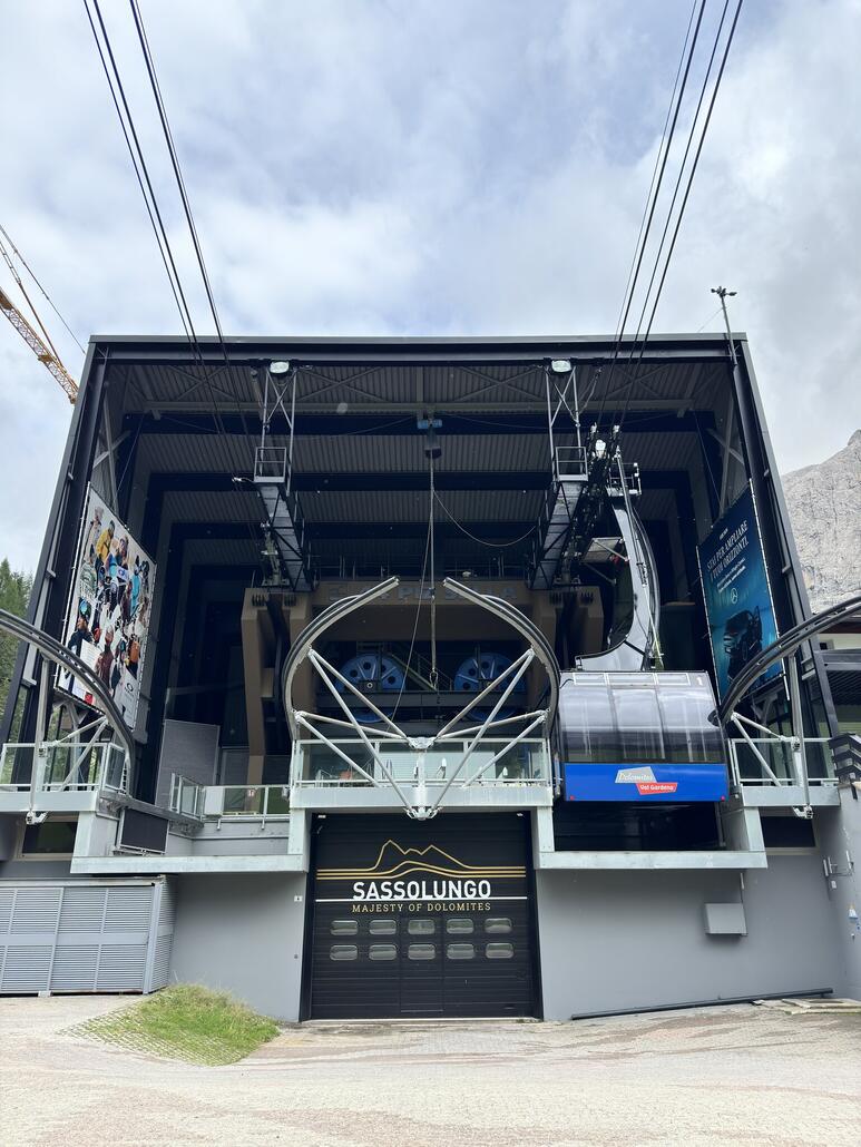 Vorbei an der PB Piz Sella. Einem Hölzl Bauwerk