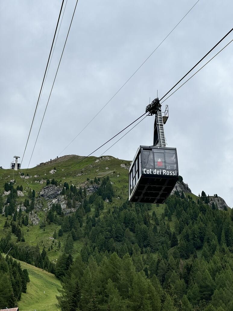 Auf PEcol fährt die Pendelbahn Col de Rossi ein, ebenfalls Hölzl.