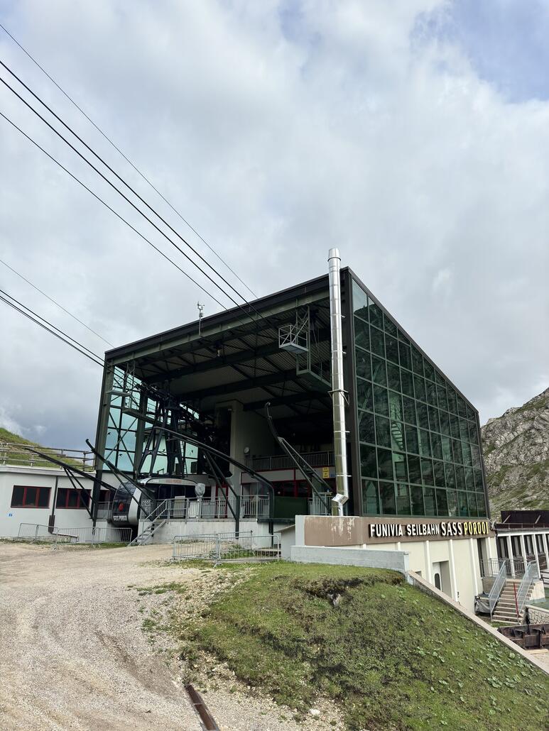 Dann fahren wir zum Pordoi. Wir haben noch immer keinen Schlafplatz. In Arabba ist alles voll. Also suchen wir nach einem Hotel in Canazei/Alba und finden eins im zweiten Ort.