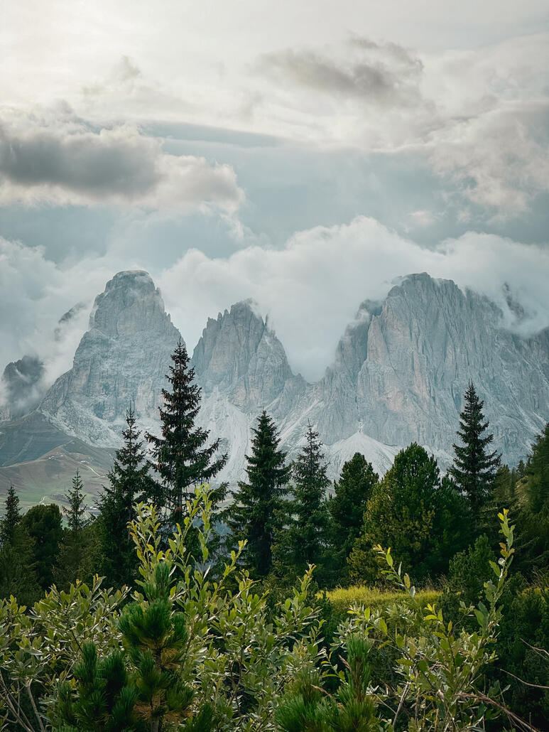 Vom Pordoi geht es also auf der gleichen Seite runter nach Canazei
