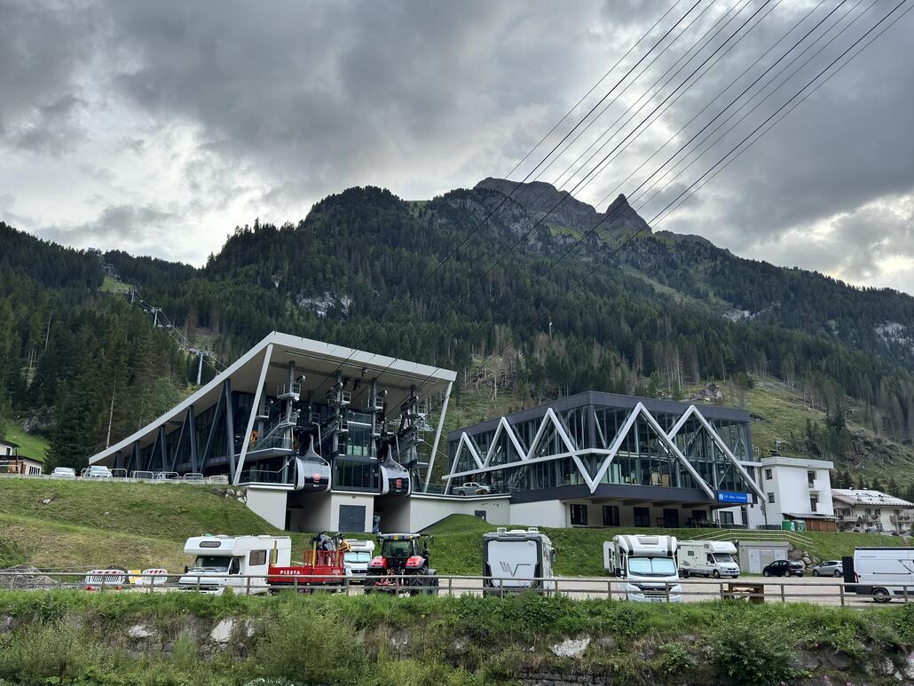 Die Bergbahnen von Alba. Vorne Col dei Rossi Funitel (DM-Italia) und hinten Ciampac (Doppelmayr)