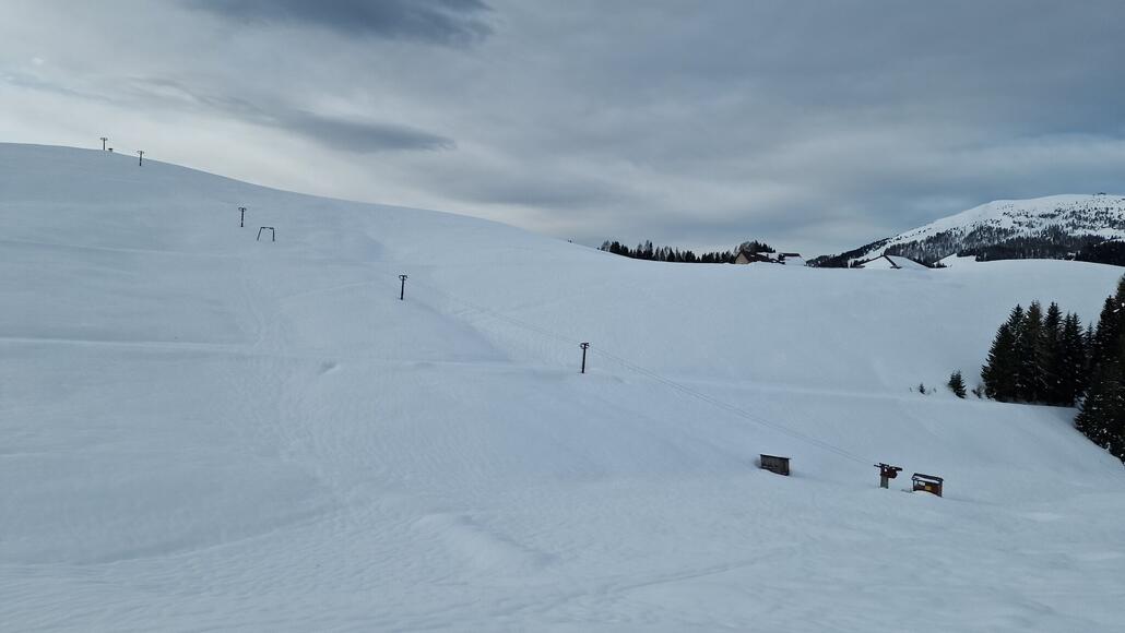 Nicht unweit vom Skigebiet Lagorai entfernt, befindet sich an der Passhöhe noch ein stillgelegter Skilift.